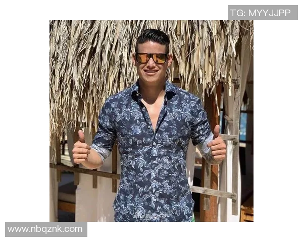 足球巨星场上场下穿搭解析展现运动魅力与时尚潮流风采