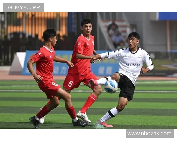 喀什六中足球队球星带领团队征战赛场展现青春风采 喀什六中足球队球星带领团队征战赛场展现青春风采